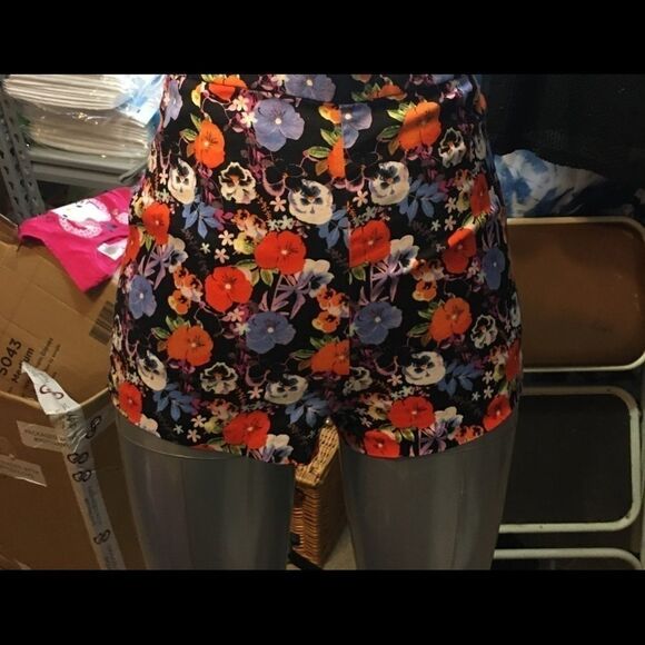 Cover Stitched High Waisted Shorts Black w/Floral Print Small EUC - Picture 1 of 7